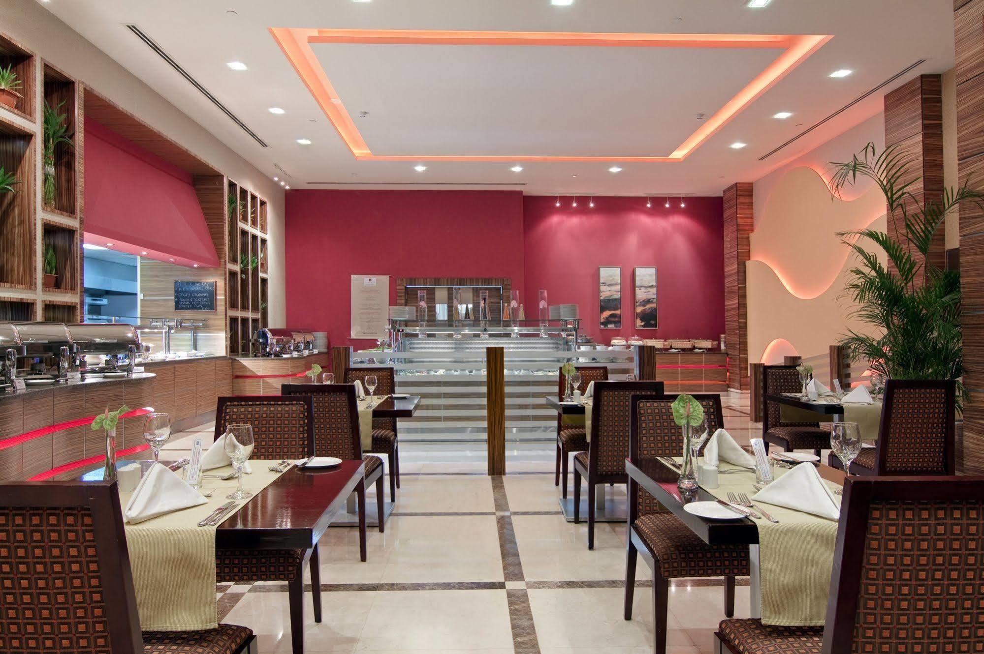 Hilton Garden Inn Riyadh Olaya Étterem fotó